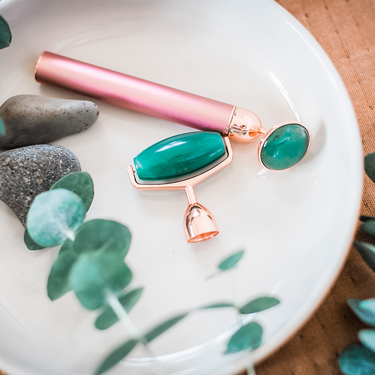 This tool is designed to be used on the delicate soft tissue of the face. It provides 13,000 sonic vibrations per minute to significantly enhance the healing effects of using the jade roller. 
